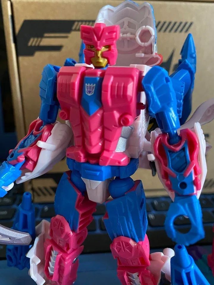 More Takara TOMY Generation Selects PIRANACON Images